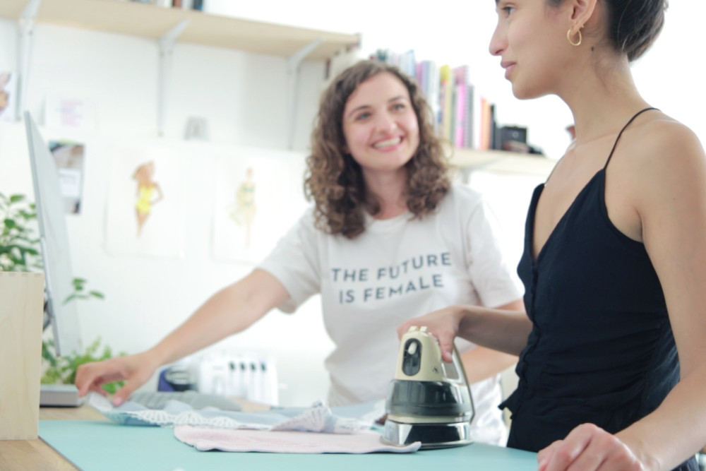 Zwei junge Frauen bügeln im Atelier nachhaltige Lingerie