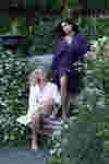 Eine junge und eine ältere Frau sitzen im Freien. Sie tragen nachhaltige Kimonos in Weiß und Lila